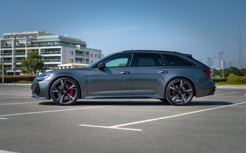 Res&uuml;'l-Hayme'de kiralık Audi RS6 (Gri), 2022