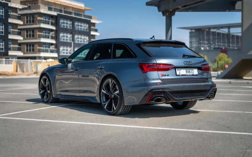 Res&uuml;'l-Hayme'de kiralık Audi RS6 (Gri), 2022