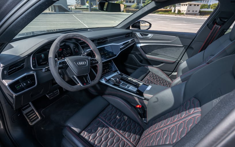 Res&uuml;'l-Hayme'de kiralık Audi RS6 (Gri), 2022