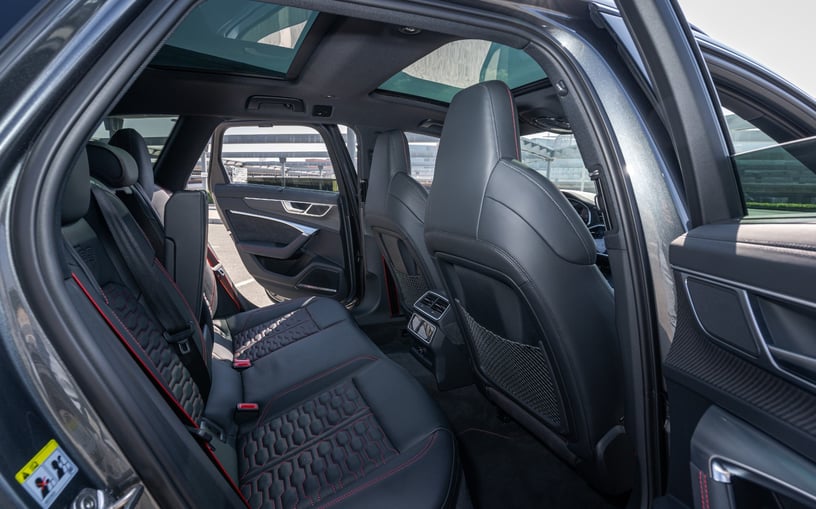 Res&uuml;'l-Hayme'de kiralık Audi RS6 (Gri), 2022