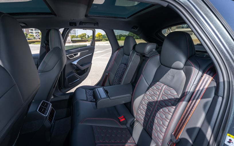 Res&uuml;'l-Hayme'de kiralık Audi RS6 (Gri), 2022