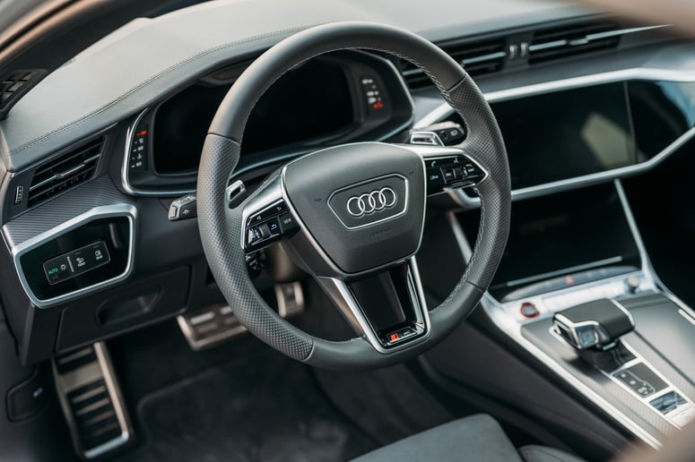 Audi RS6 (Grigio), 2023 in affitto a Abu Dhabi