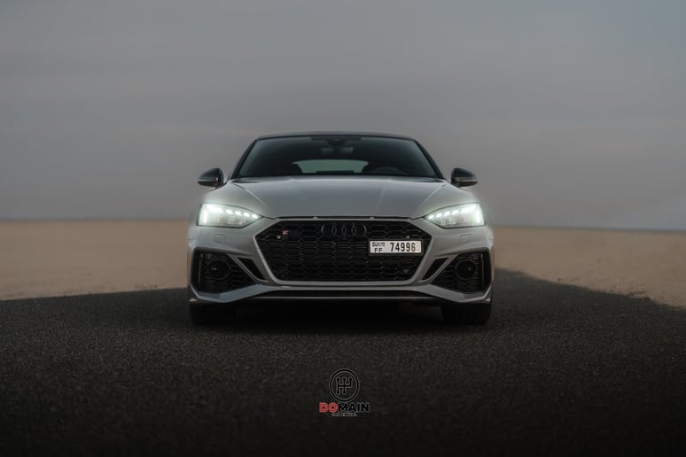 在沙迦 租 奥迪 RS5 (灰色), 2025