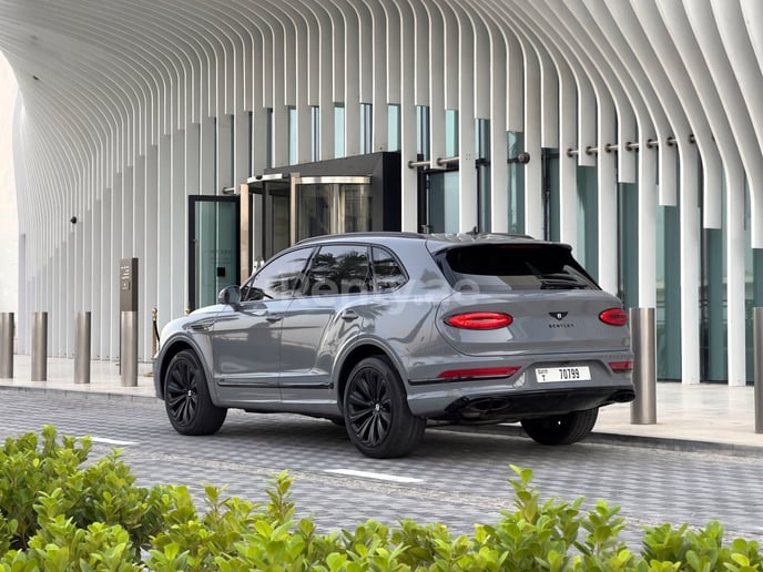 Bentley Bentayga (Grigio), 2021 in affitto a Sharjah