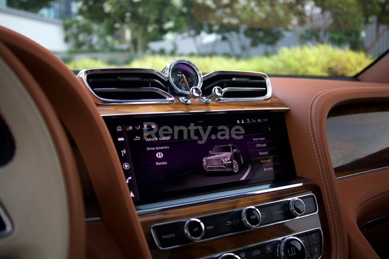 Bentley Bentayga (Grigio), 2021 in affitto a Sharjah