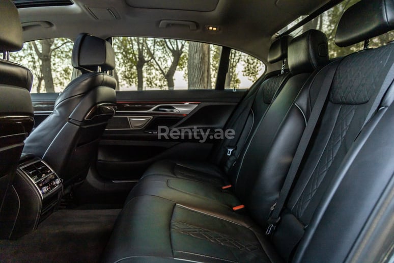 BMW 7 Series (Grigio), 2020 in affitto a Dubai