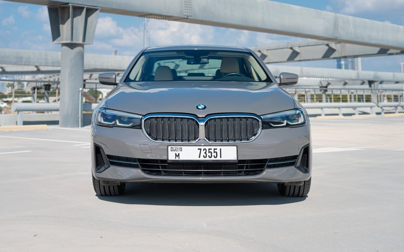 在哈伊马角租车 租 宝马 520i (灰色), 2021