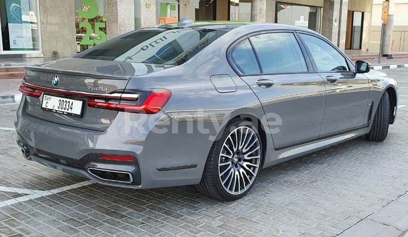 在阿布扎比 租 宝马 750 Li M (灰色), 2020