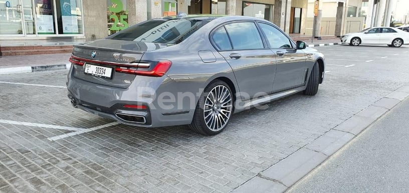 BMW 750li (Gris), 2020 para alquiler en Dub&aacute;i