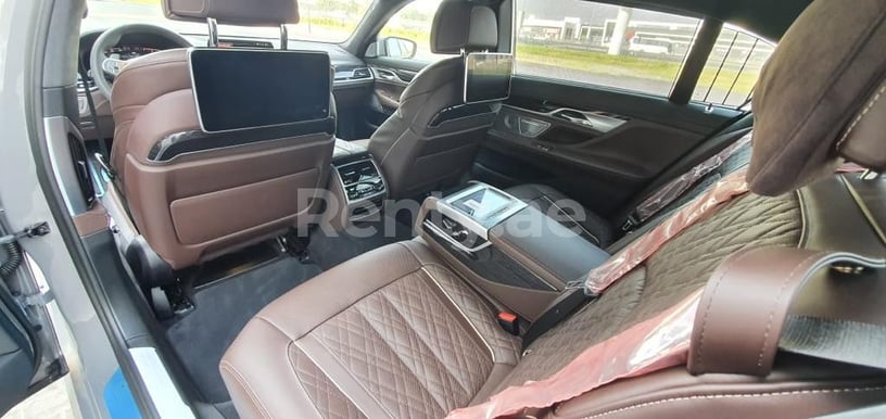 BMW 750li (Gris), 2020 para alquiler en Dub&aacute;i