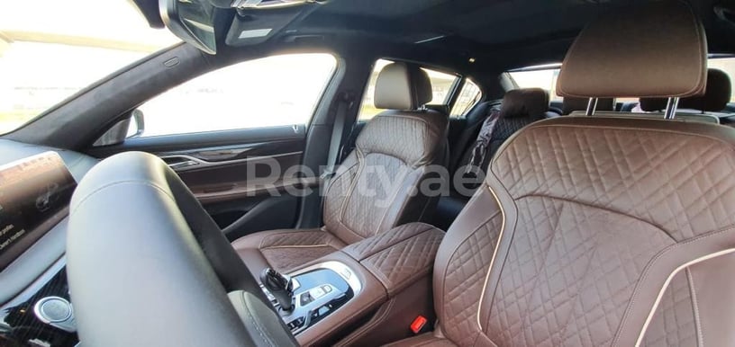 BMW 750li (Gris), 2020 para alquiler en Dub&aacute;i