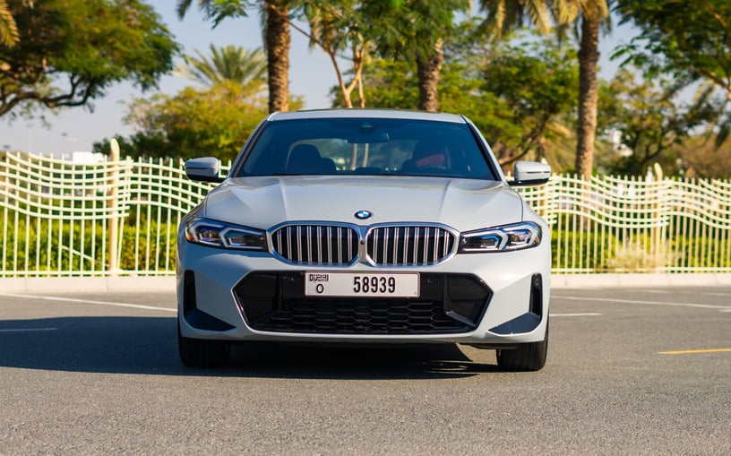 BMW 320i (Grise), 2024 &agrave; louer &agrave; Sharjah