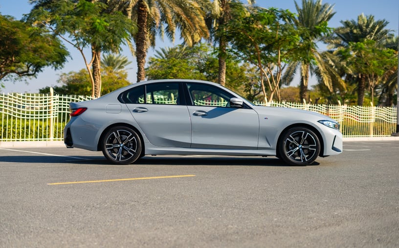 BMW 320i (Grise), 2024 &agrave; louer &agrave; Sharjah