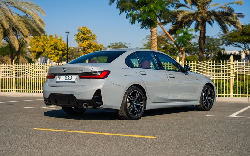 BMW 320i (Grise), 2024 &agrave; louer &agrave; Sharjah