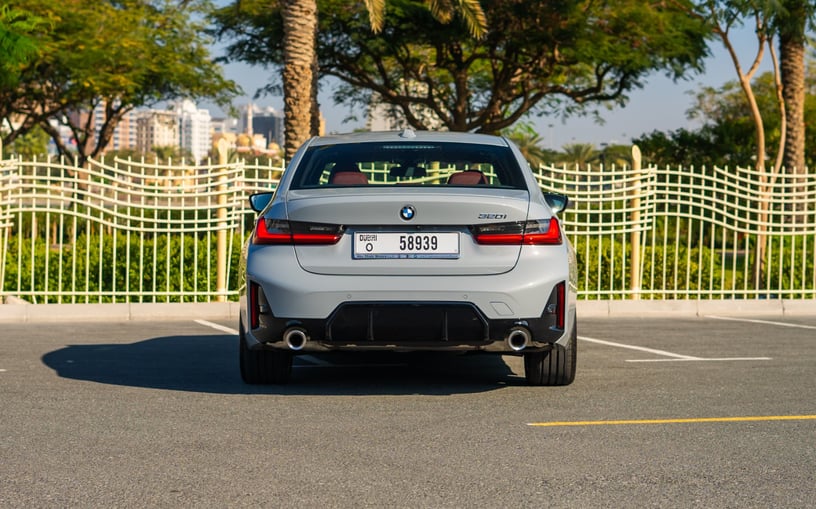 BMW 320i (Grise), 2024 &agrave; louer &agrave; Sharjah