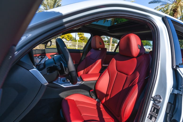 BMW 320i (Grise), 2024 &agrave; louer &agrave; Sharjah
