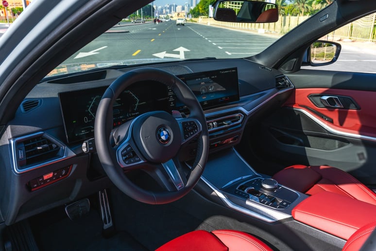 BMW 320i (Grise), 2024 &agrave; louer &agrave; Sharjah
