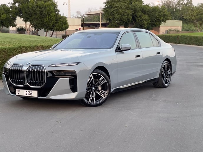 BMW 740Li (Gris), 2023 para alquiler en Sharjah