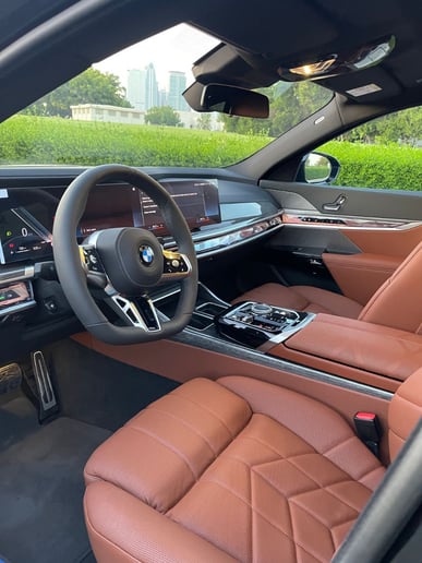 BMW 740Li (Gris), 2023 para alquiler en Sharjah