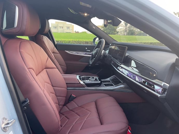 BMW 740Li (Gris), 2023 para alquiler en Sharjah