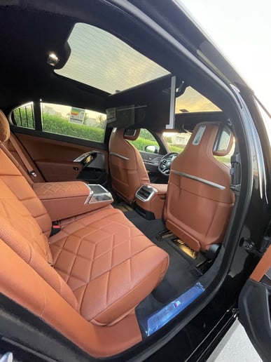 BMW 740Li (Gris), 2023 para alquiler en Sharjah