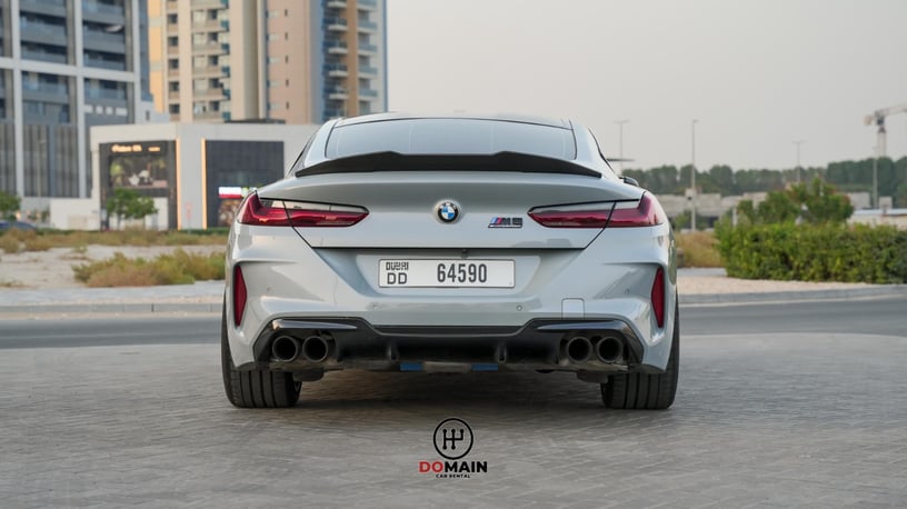 在哈伊马角租车 租 宝马 M8 (灰色), 2023