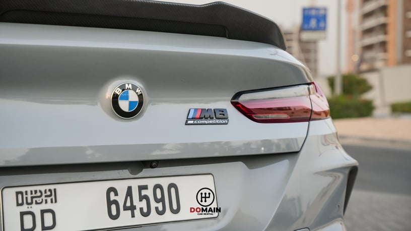 在哈伊马角租车 租 宝马 M8 (灰色), 2023