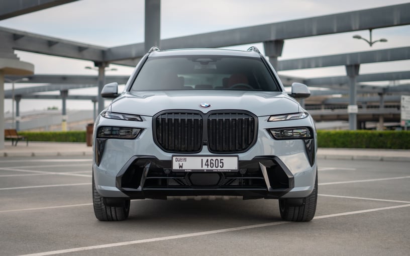 BMW X7 40i (Grise), 2023 &agrave; louer &agrave; Abu Dhabi
