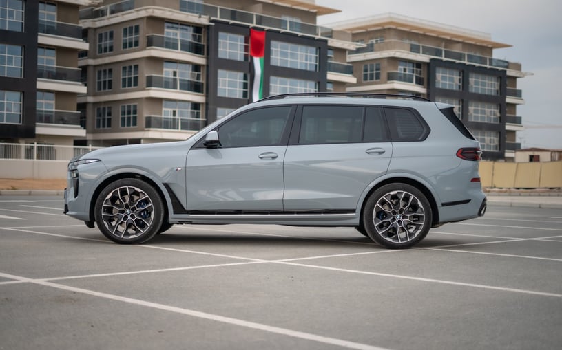 BMW X7 40i (Grise), 2023 &agrave; louer &agrave; Abu Dhabi