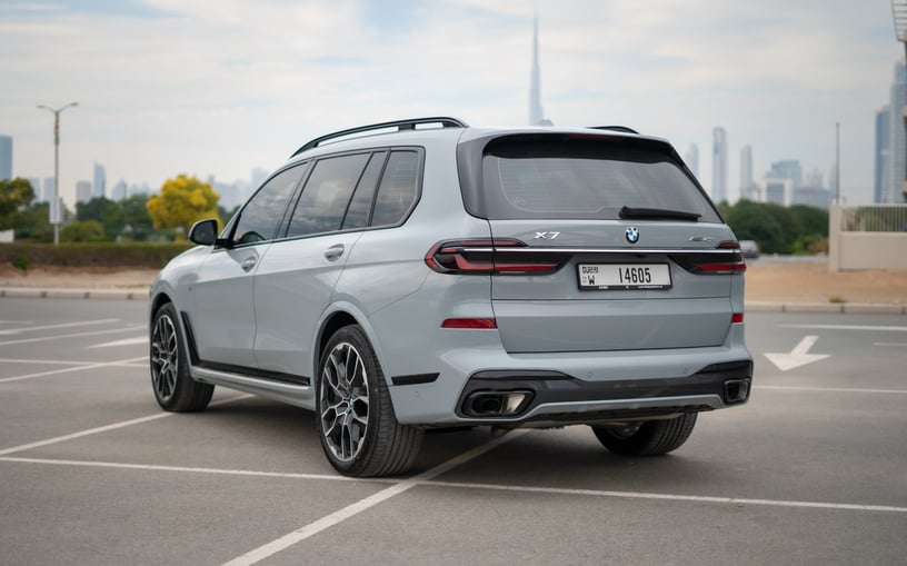 BMW X7 40i (Grise), 2023 &agrave; louer &agrave; Abu Dhabi