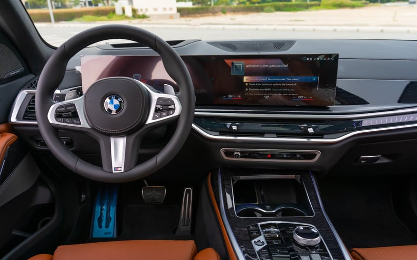 BMW X7 40i (Grise), 2023 &agrave; louer &agrave; Abu Dhabi