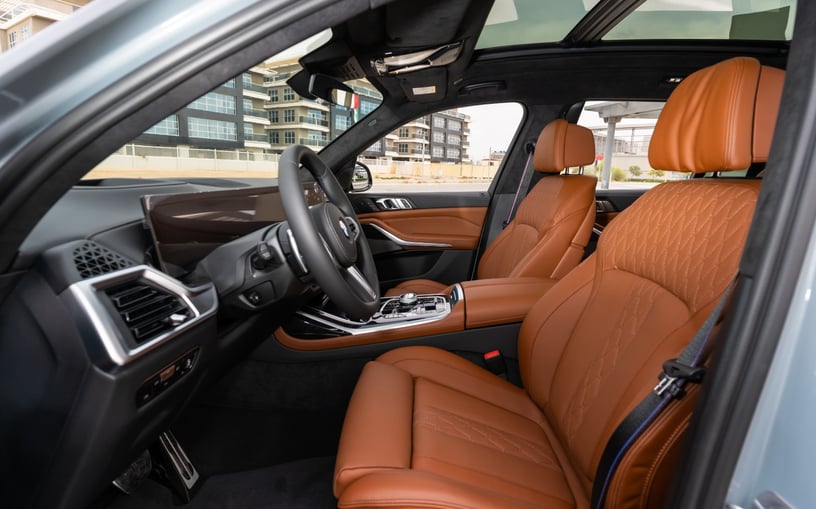 BMW X7 40i (Grise), 2023 &agrave; louer &agrave; Abu Dhabi