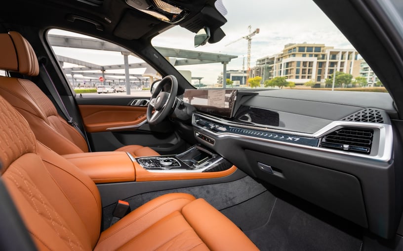 BMW X7 40i (Grise), 2023 &agrave; louer &agrave; Abu Dhabi