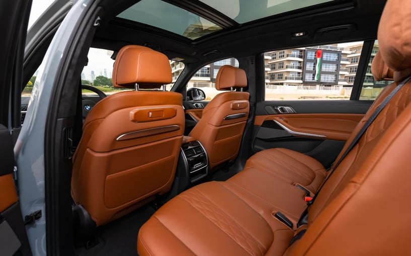 BMW X7 40i (Grise), 2023 &agrave; louer &agrave; Abu Dhabi