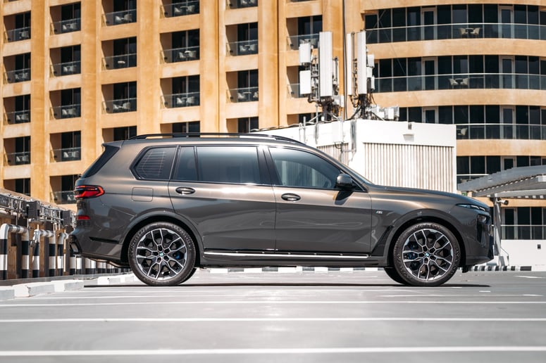 BMW X7 40i (Grau), 2023 - Leasingangebote in Abu Dhabi