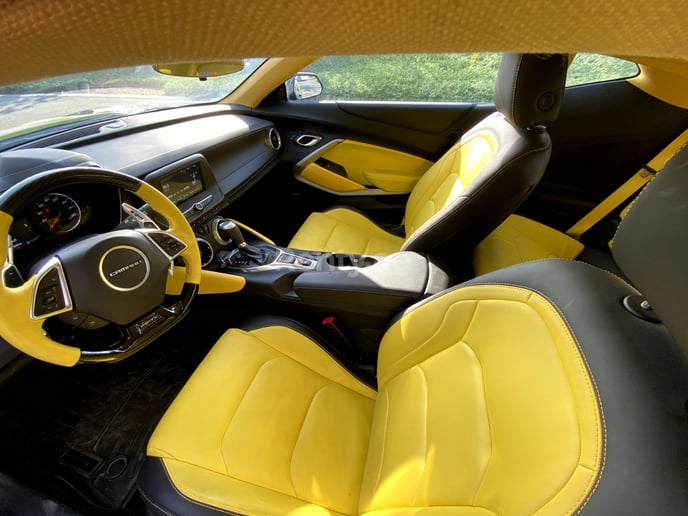 Chevrolet Camaro (Gris), 2019 para alquiler en Dub&aacute;i