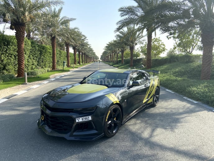 Chevrolet Camaro (Gris), 2019 para alquiler en Dub&aacute;i