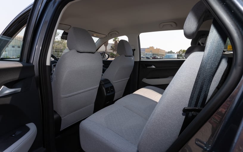 Chevrolet Captiva (Grigio), 2024 in affitto a Abu Dhabi