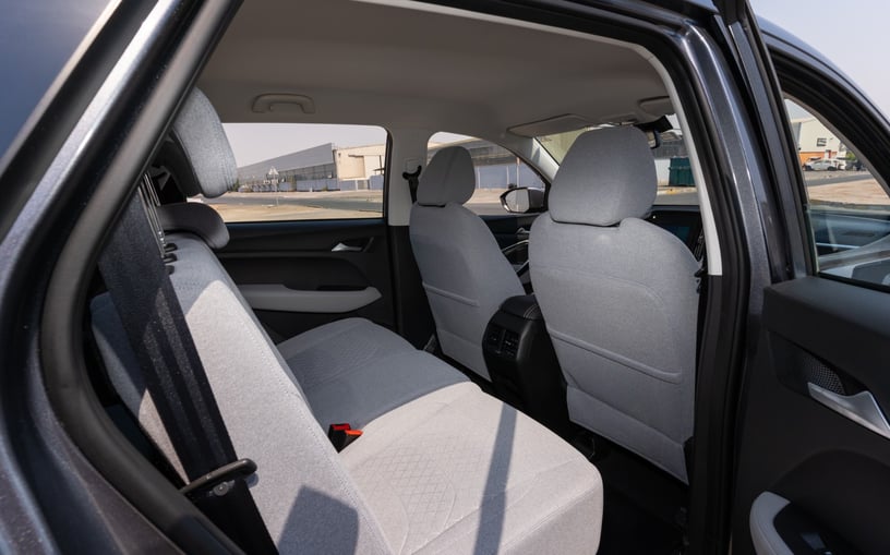Chevrolet Captiva (Grigio), 2024 in affitto a Abu Dhabi