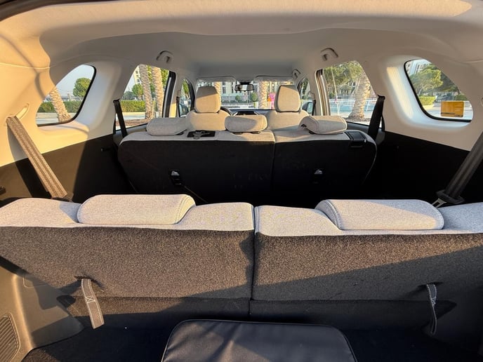 Chevrolet Captiva (Grijs), 2025 te huur in Ras Al Khaimah
