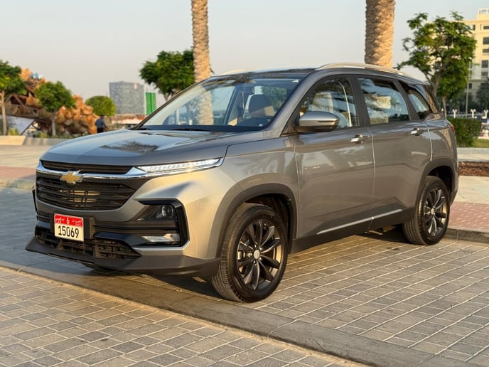 Chevrolet Captiva (Grigio), 2025 in affitto a Abu Dhabi