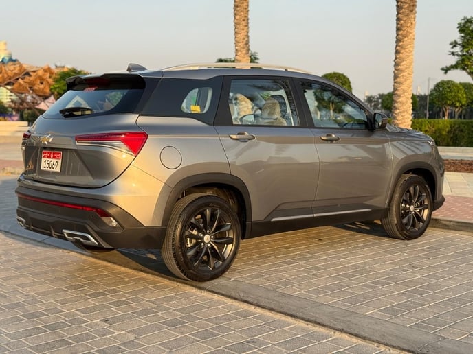 Chevrolet Captiva (Grigio), 2025 in affitto a Abu Dhabi