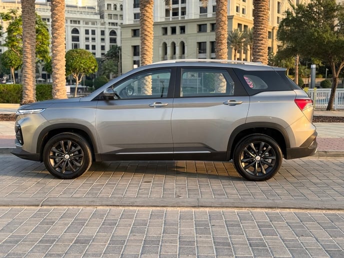 Chevrolet Captiva (Grigio), 2025 in affitto a Abu Dhabi