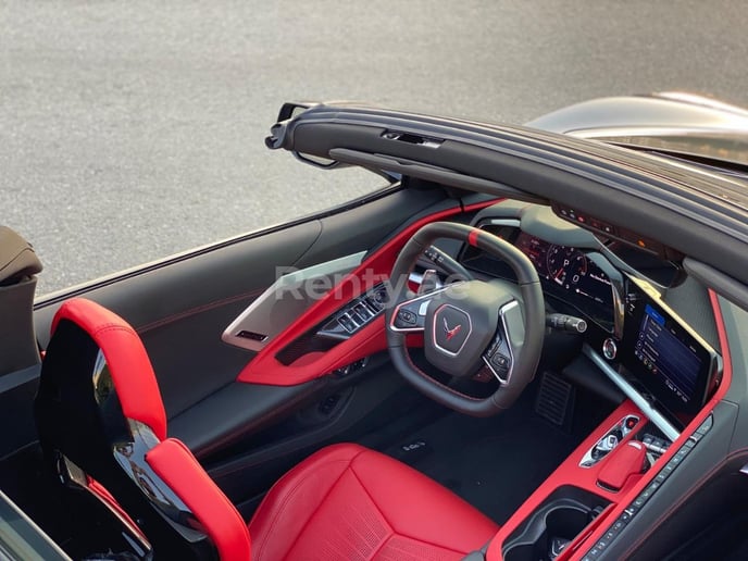 Abu Dabi'de kiralık Chevrolet Corvette Spyder (Gri), 2021