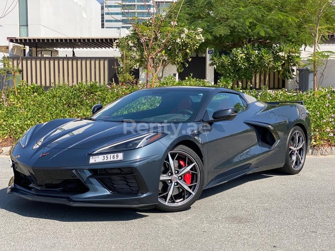 Abu Dabi'de kiralık Chevrolet Corvette Spyder (Gri), 2021