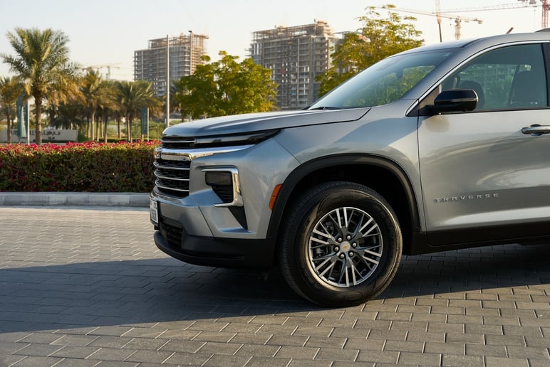 Chevrolet Traverse (Grau), 2025  zur Miete in Ras Al Khaimah