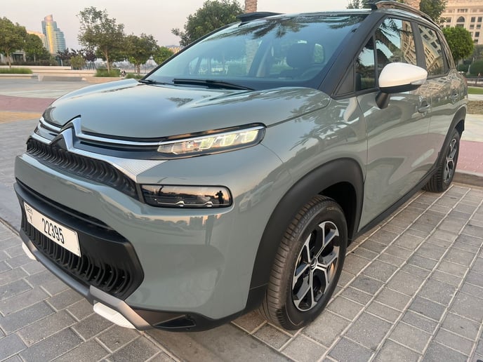 在沙迦 租 雪铁龙 C3 Aircross (灰色), 2024