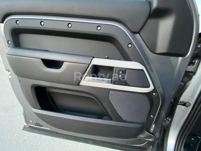 Range Rover Defender (Gris), 2021 para alquiler en Dub&aacute;i