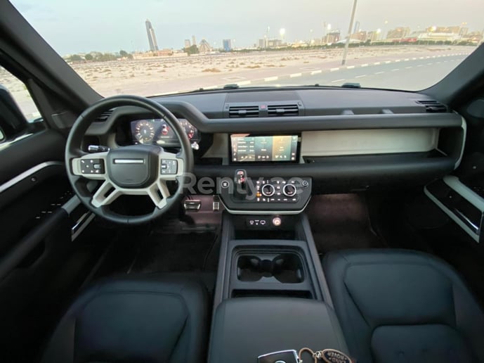 Range Rover Defender (Gris), 2021 para alquiler en Dub&aacute;i