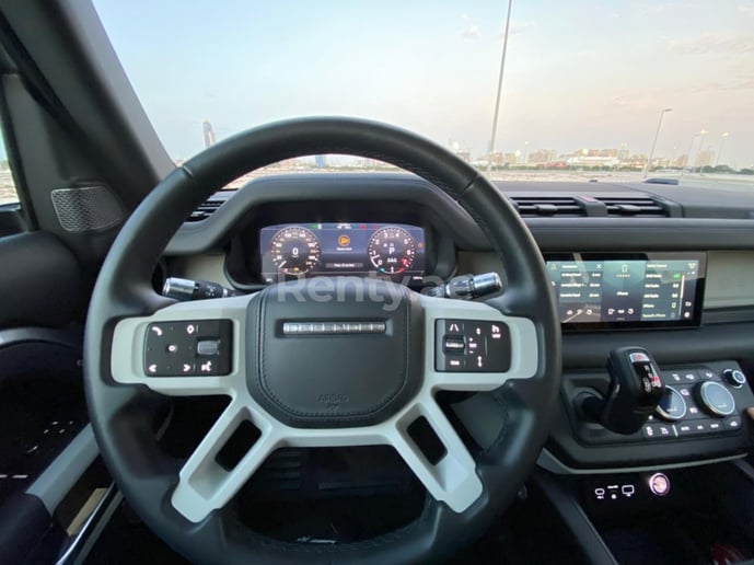 Range Rover Defender (Gris), 2021 para alquiler en Dub&aacute;i
